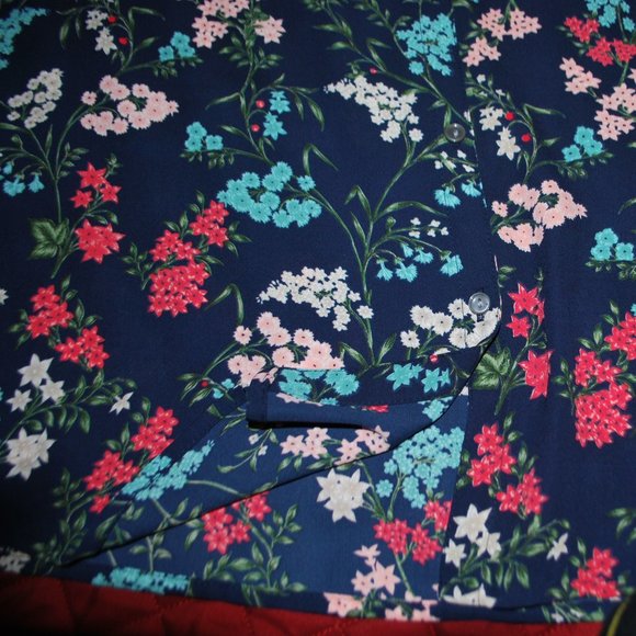 3/$30 - Floral V-neck Button-up Blouse - L - Picture 10 of 12